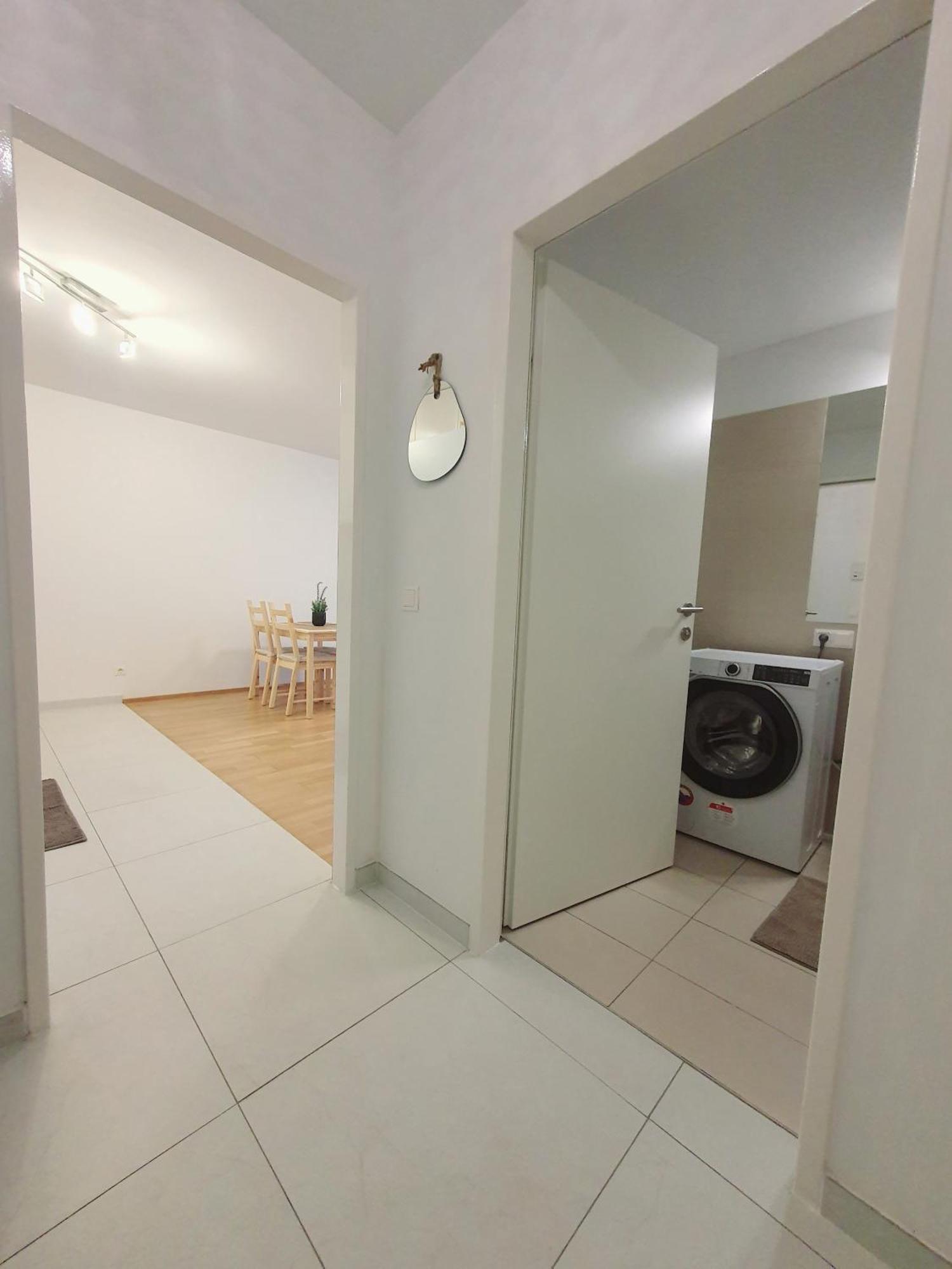 Near Lake One Bedroom Cute Apartment Wien Exteriör bild